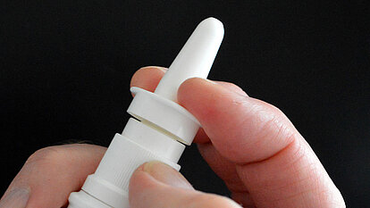 Naloxon-Nasenspray Naloxon ist ein Notfallmedikament, das bei einer akuten Vergiftung mit Opioiden eingesetzt wird. Kann auch als Nasenspray verabreicht werden.